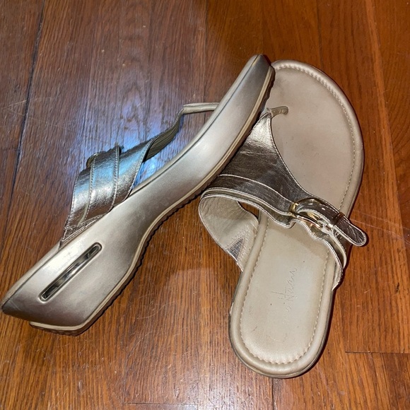 cole haan gold flip flops nike air walking shoe travel comfortable leather cute - Picture 1 of 7